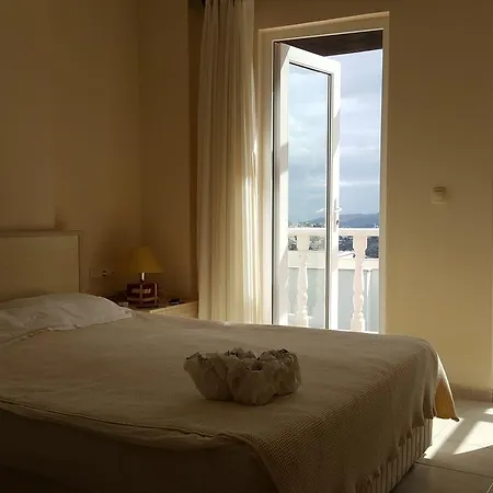 Holiday Gardens فيلة يالِكافاك